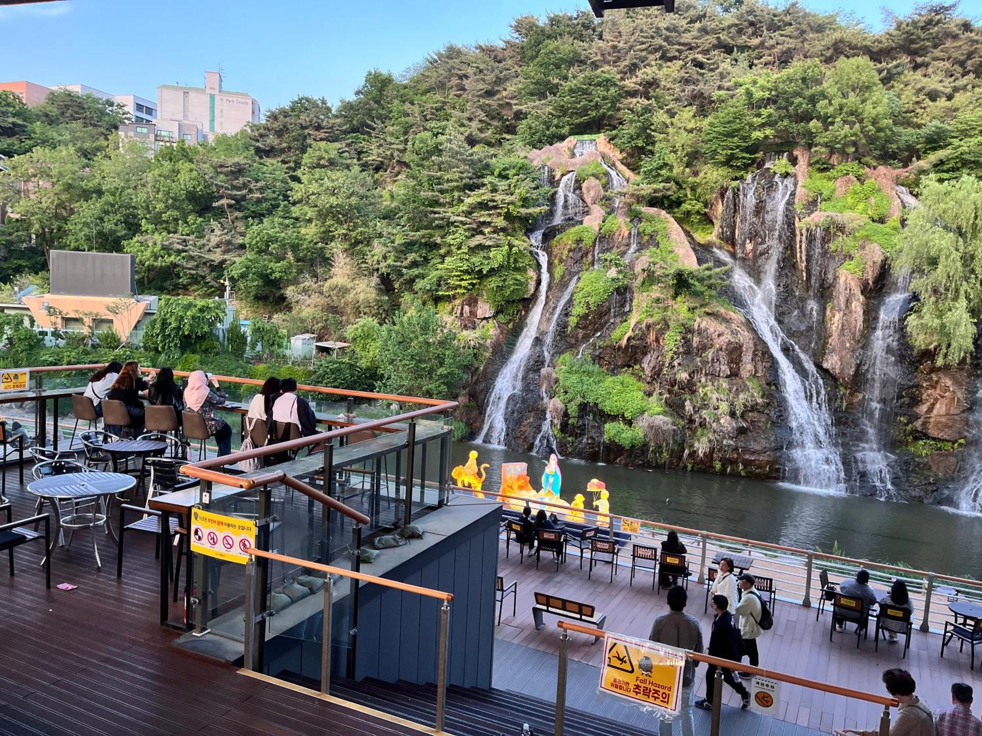 Bueno Day - Near Hongdae & Historic Sites *