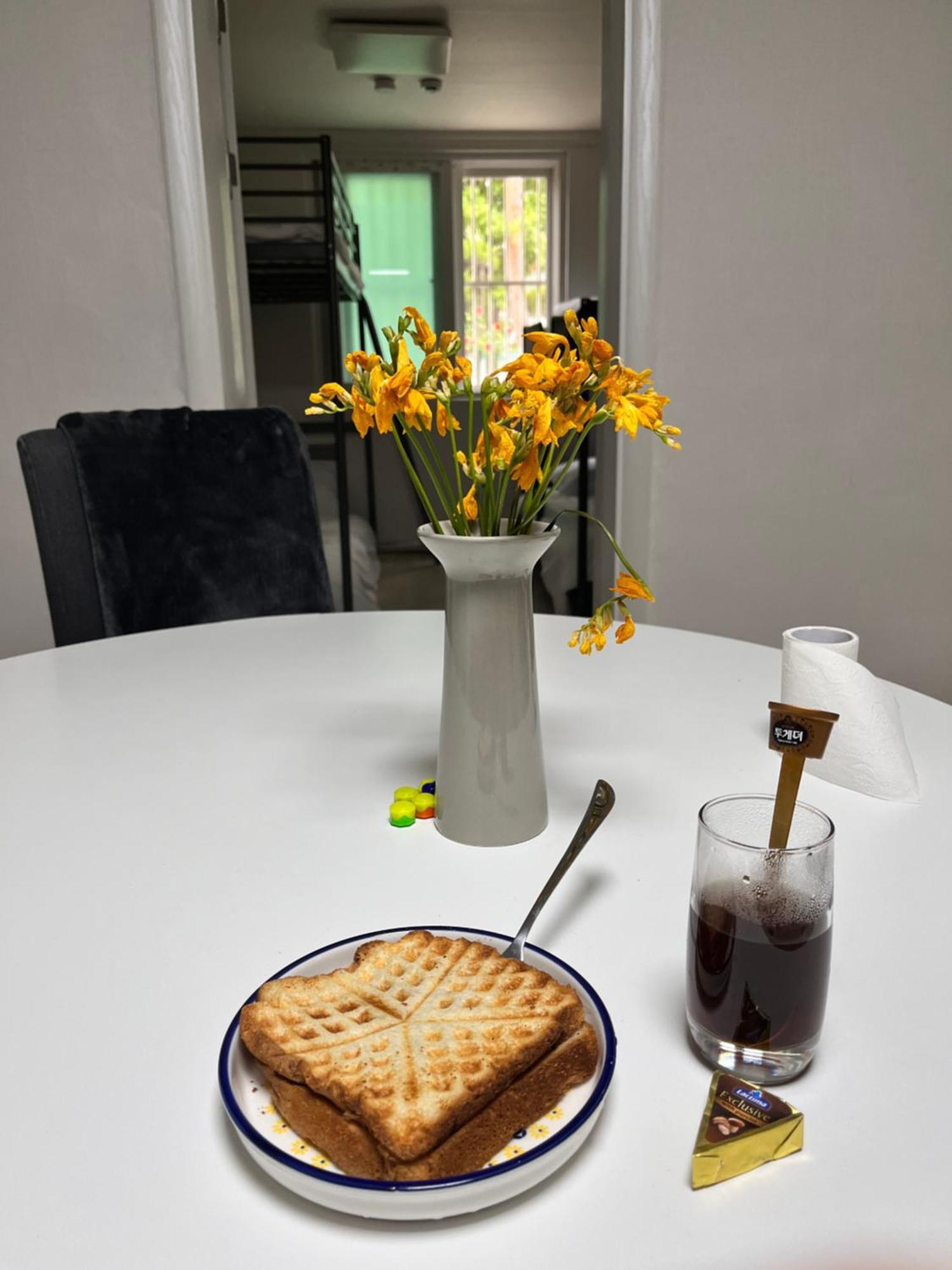 Hostel Bueno Day - Near Hongdae & Historic Sites Seoul