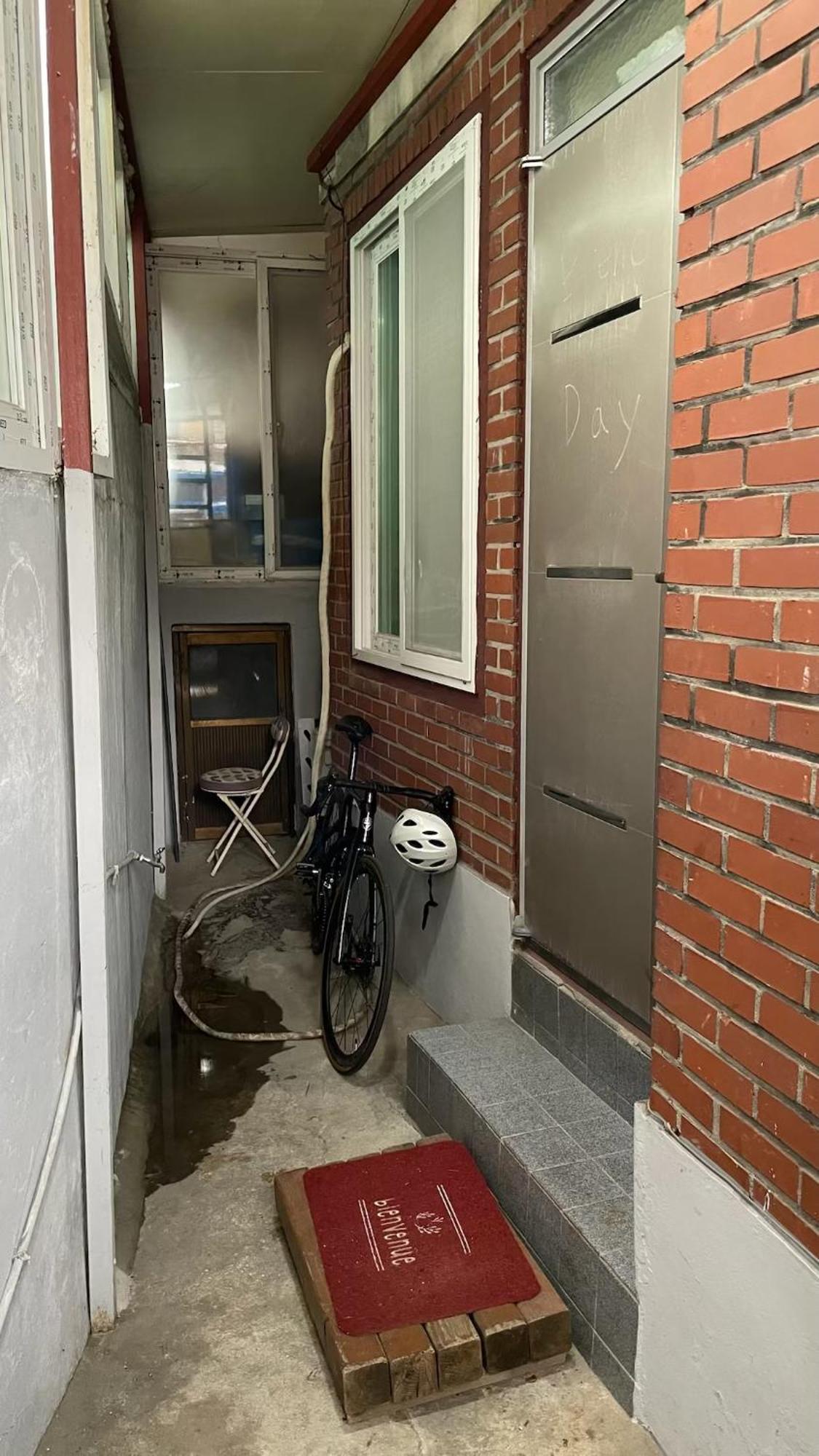 Hostel Bueno Day - Near Hongdae & Historic Sites
